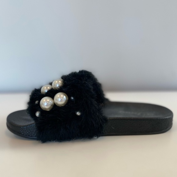 Black Slides Faux Fur and Pearl sandals size 6 - Picture 9 of 12